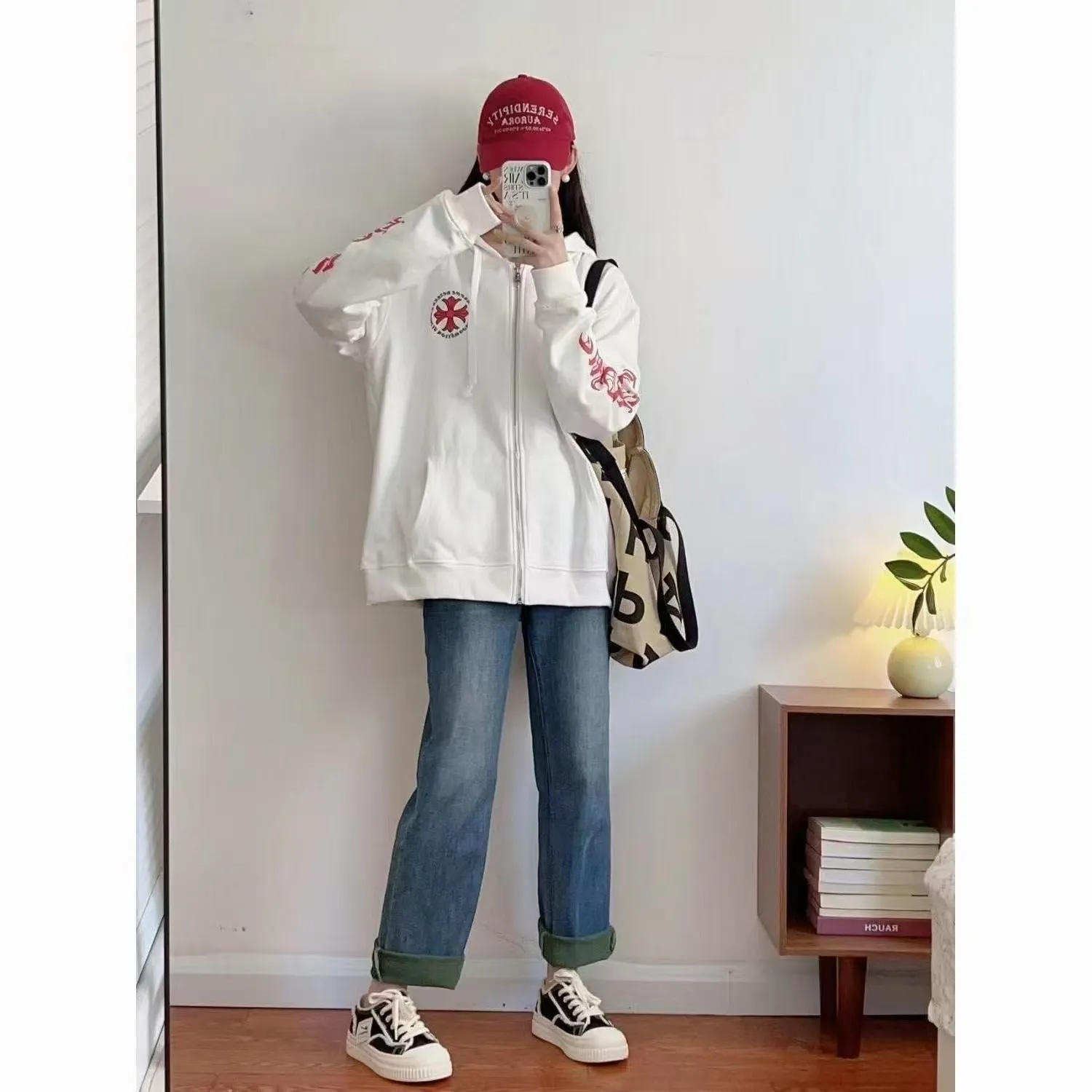 Q29—P230 -Chrome Hearts/Chrome Hearts printed zipper sweatshirt cardigan jacket -420 grams of high-density, high-quality wool, soft, delicate and skin-friendly, soft and silky to the touch, warm and skin-friendly -The hardware zipper accessories are all customized and full of details -Colour: black white -Size: S M L XL